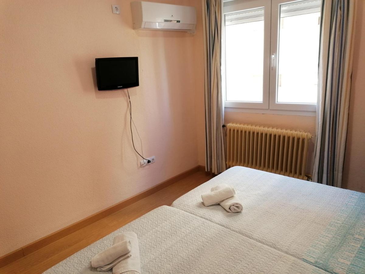 Hostal Hernan Cortes Caces Buitenkant foto