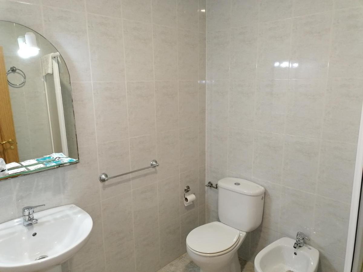 Hostal Hernan Cortes Caces Buitenkant foto