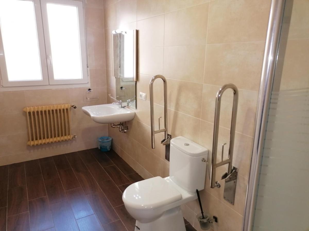 Hostal Hernan Cortes Caces Buitenkant foto