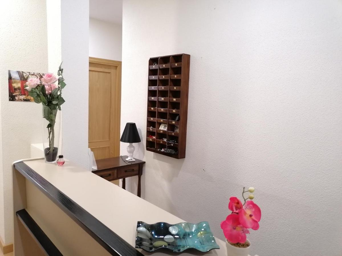 Hostal Hernan Cortes Caces Buitenkant foto