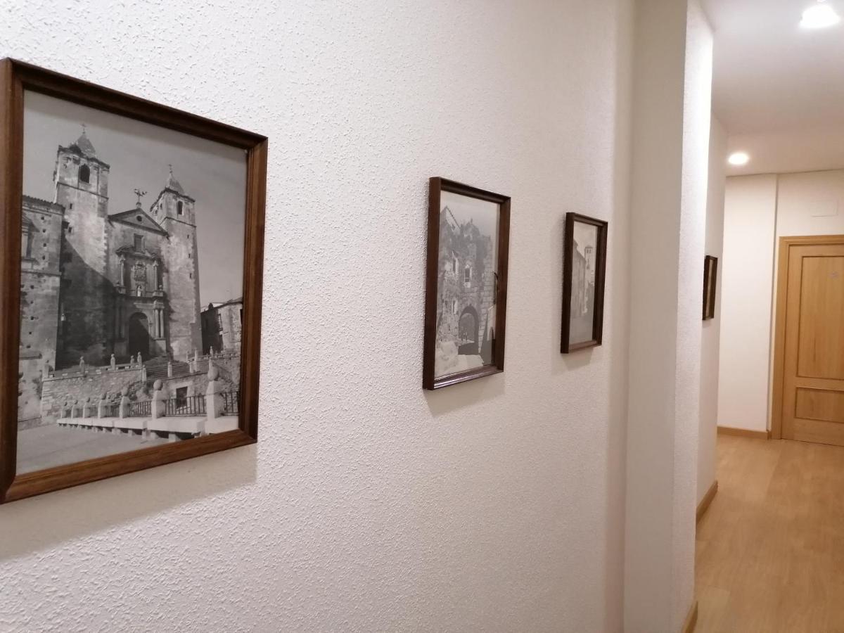 Hostal Hernan Cortes Caces Buitenkant foto