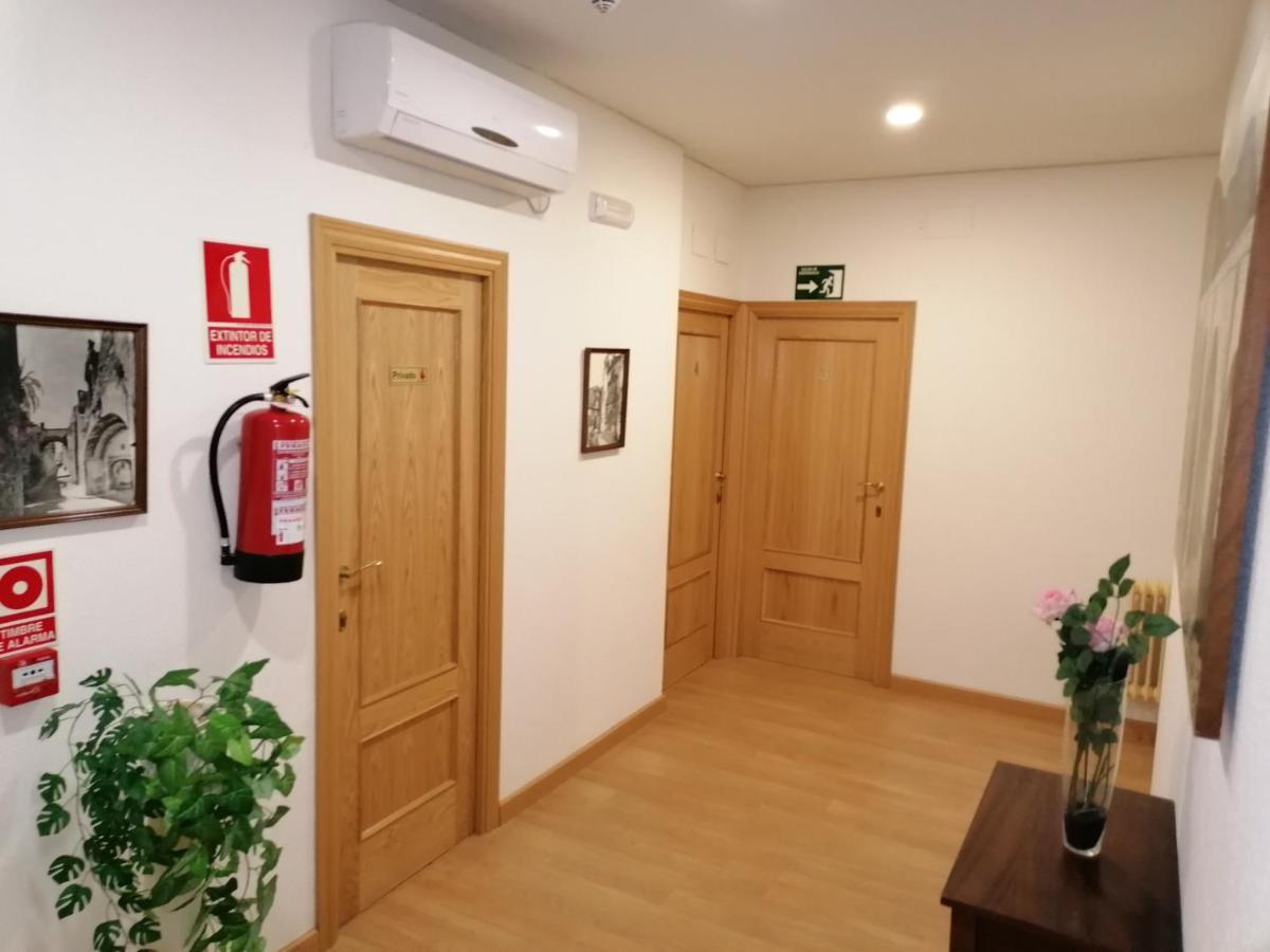 Hostal Hernan Cortes Caces Buitenkant foto