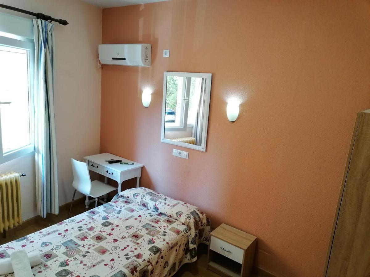 Hostal Hernan Cortes Caces Buitenkant foto