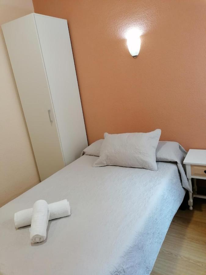 Hostal Hernan Cortes Caces Buitenkant foto