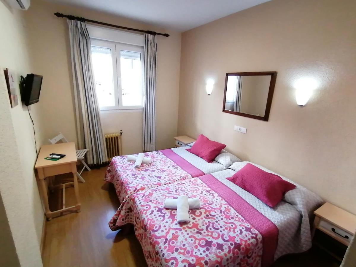 Hostal Hernan Cortes Caces Buitenkant foto