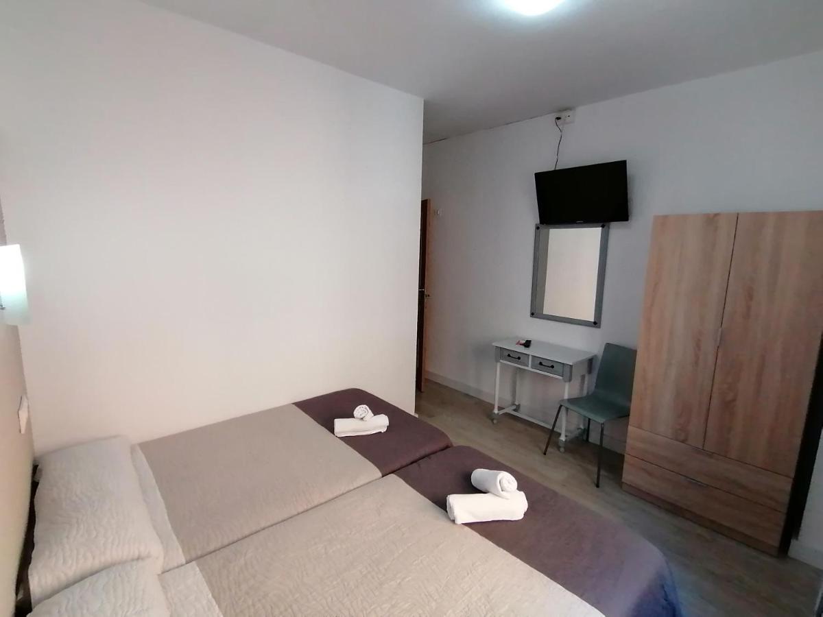 Hostal Hernan Cortes Caces Buitenkant foto