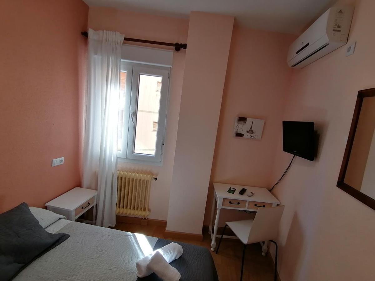 Hostal Hernan Cortes Caces Buitenkant foto