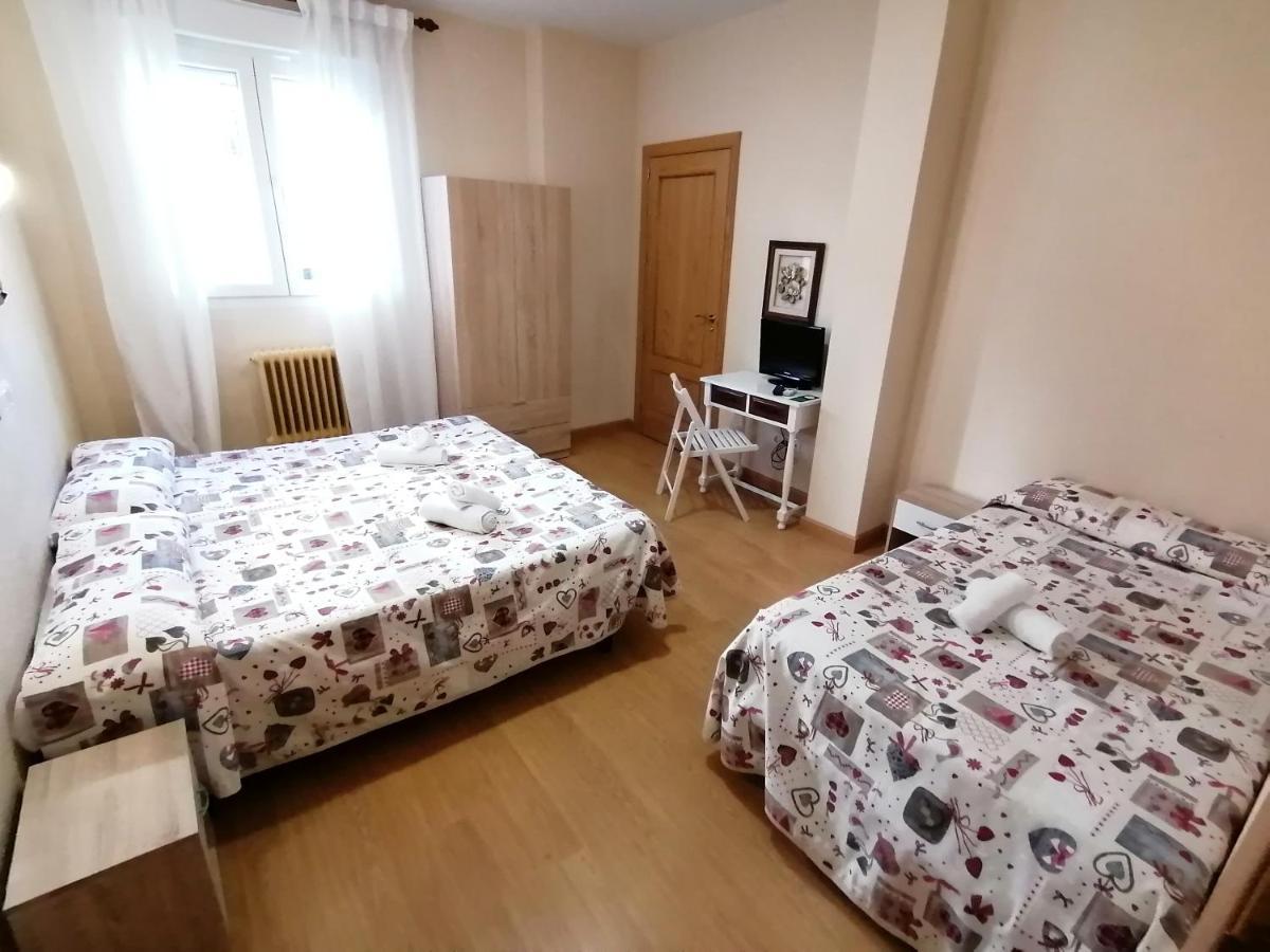 Hostal Hernan Cortes Caces Buitenkant foto