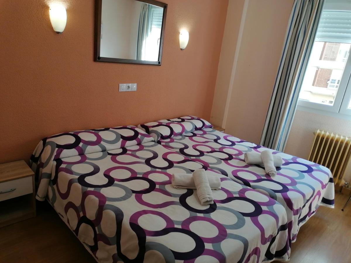 Hostal Hernan Cortes Caces Buitenkant foto