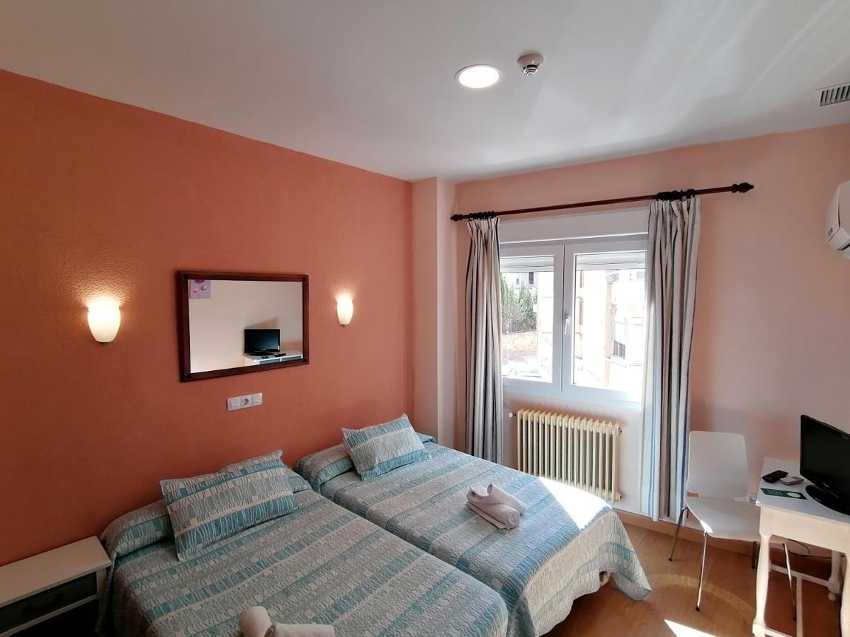 Hostal Hernan Cortes Caces Buitenkant foto