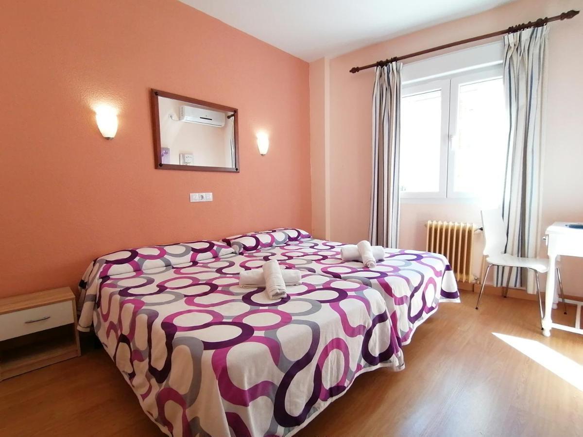 Hostal Hernan Cortes Caces Buitenkant foto