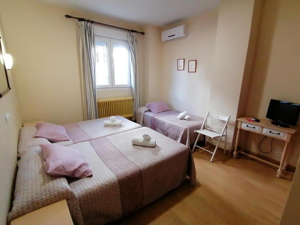 Hostal Hernan Cortes Caces Buitenkant foto
