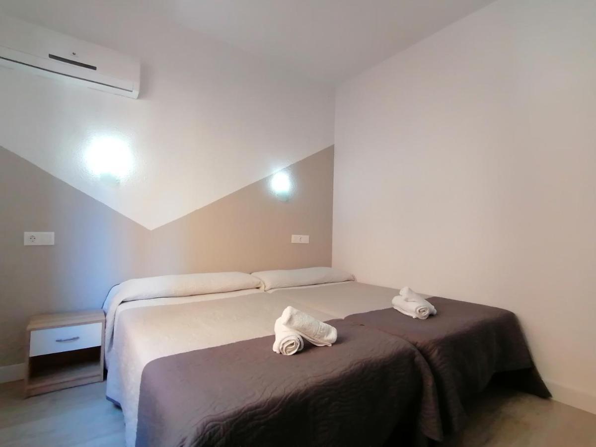 Hostal Hernan Cortes Caces Buitenkant foto