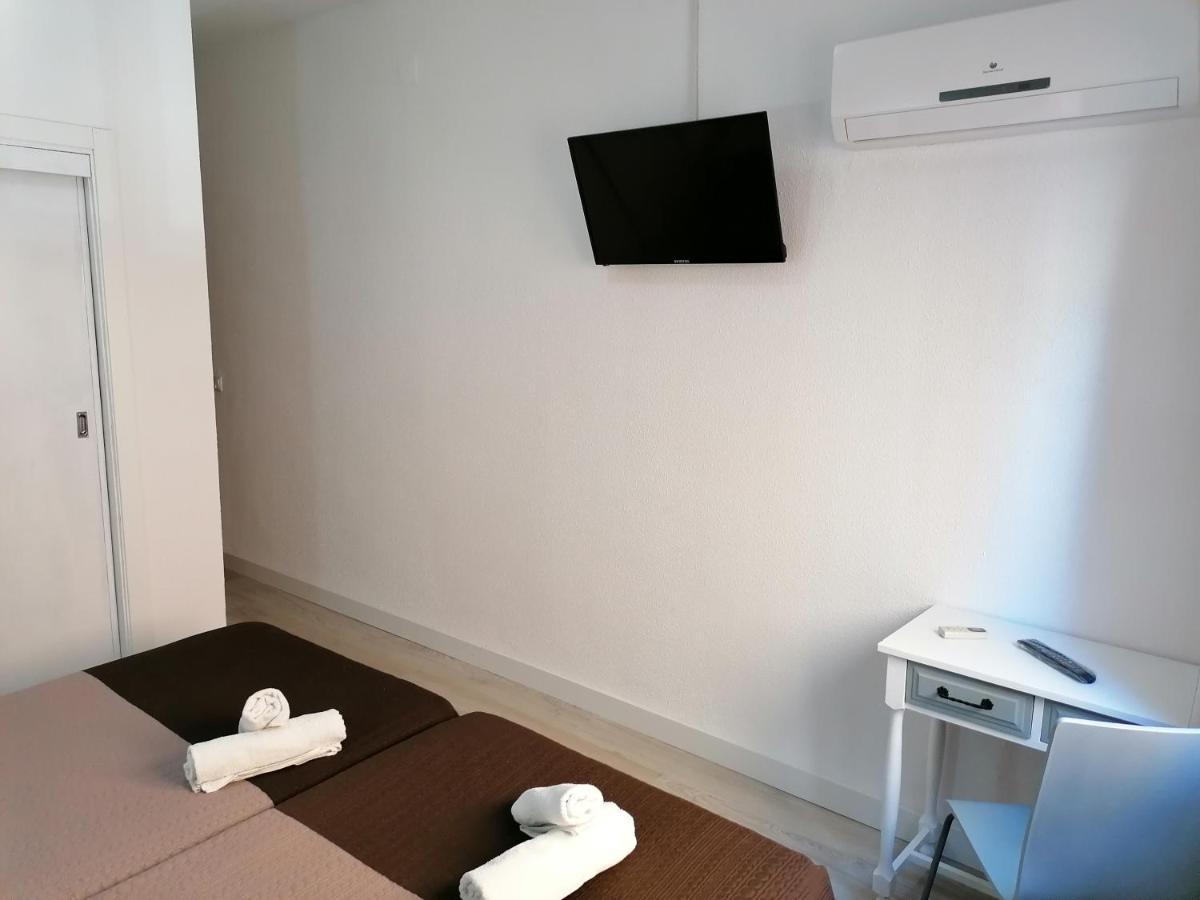 Hostal Hernan Cortes Caces Buitenkant foto