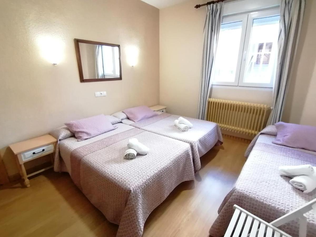 Hostal Hernan Cortes Caces Buitenkant foto