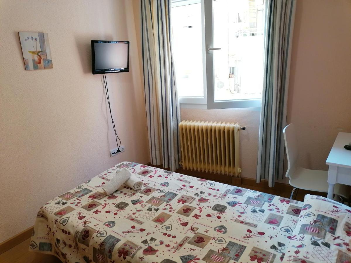 Hostal Hernan Cortes Caces Buitenkant foto