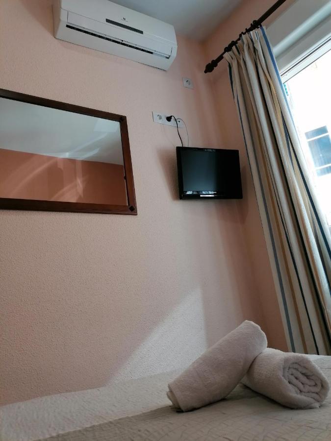 Hostal Hernan Cortes Caces Buitenkant foto