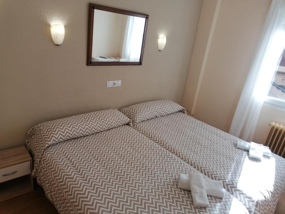 Hostal Hernan Cortes Caces Buitenkant foto