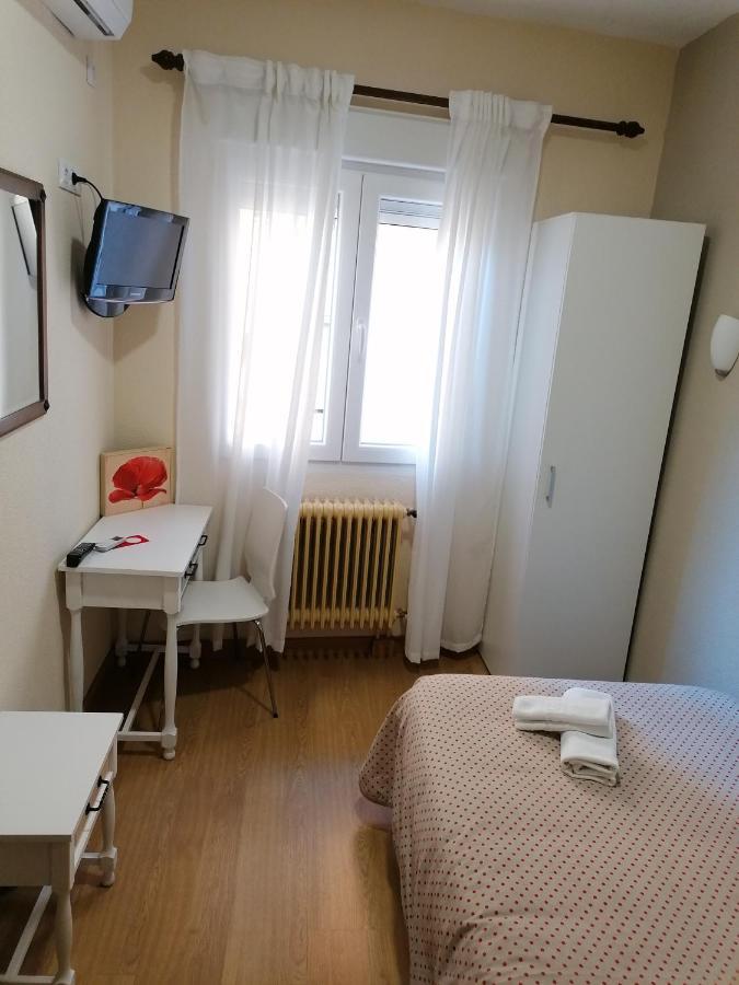 Hostal Hernan Cortes Caces Buitenkant foto