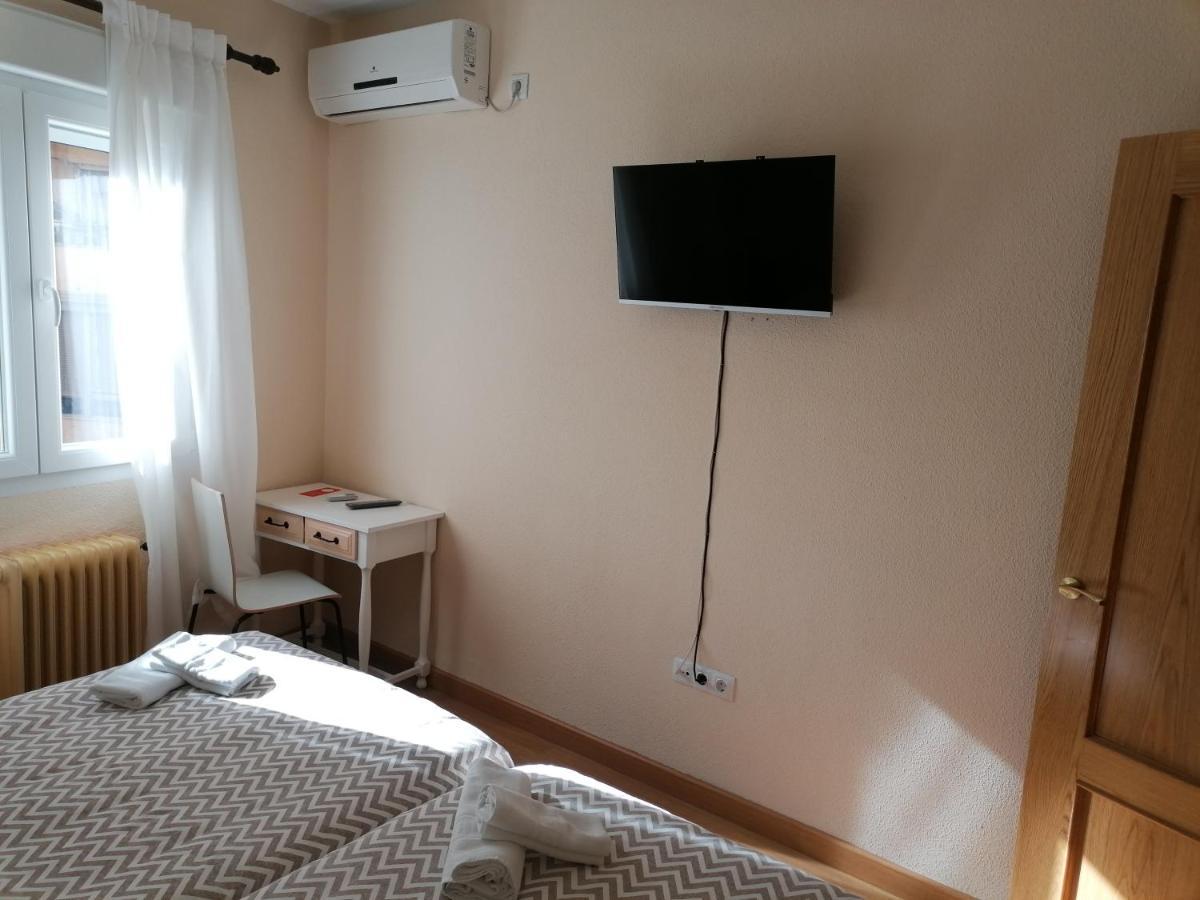 Hostal Hernan Cortes Caces Buitenkant foto