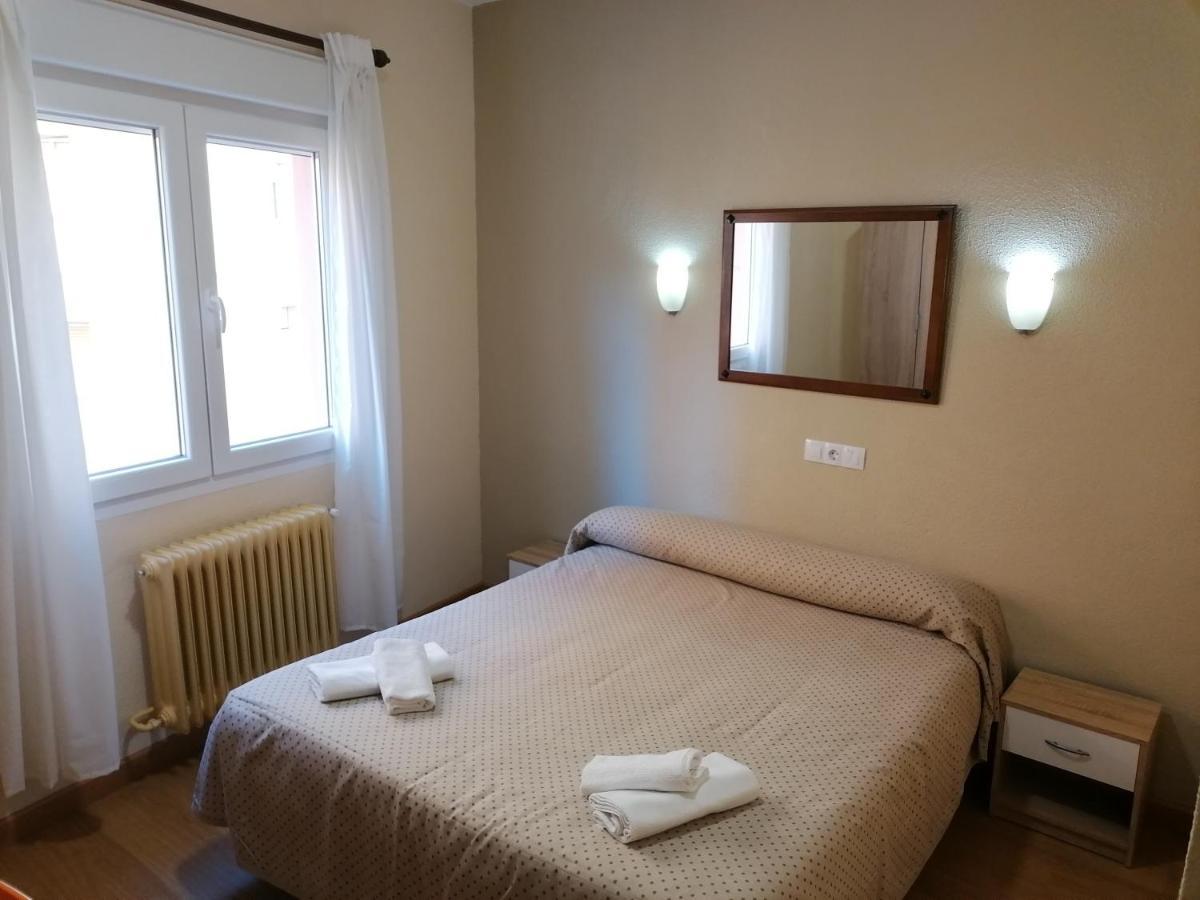 Hostal Hernan Cortes Caces Buitenkant foto