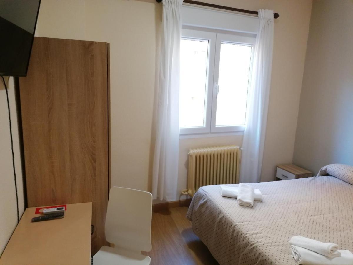 Hostal Hernan Cortes Caces Buitenkant foto