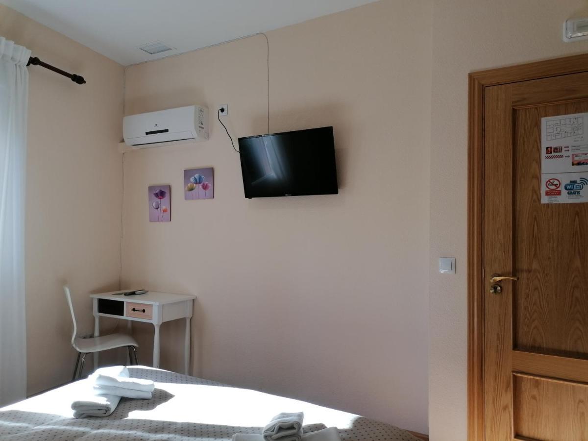 Hostal Hernan Cortes Caces Buitenkant foto