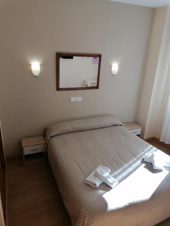 Hostal Hernan Cortes Caces Buitenkant foto