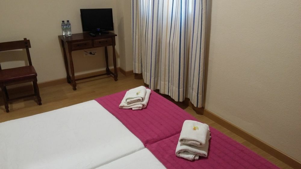 Hostal Hernan Cortes Caces Buitenkant foto