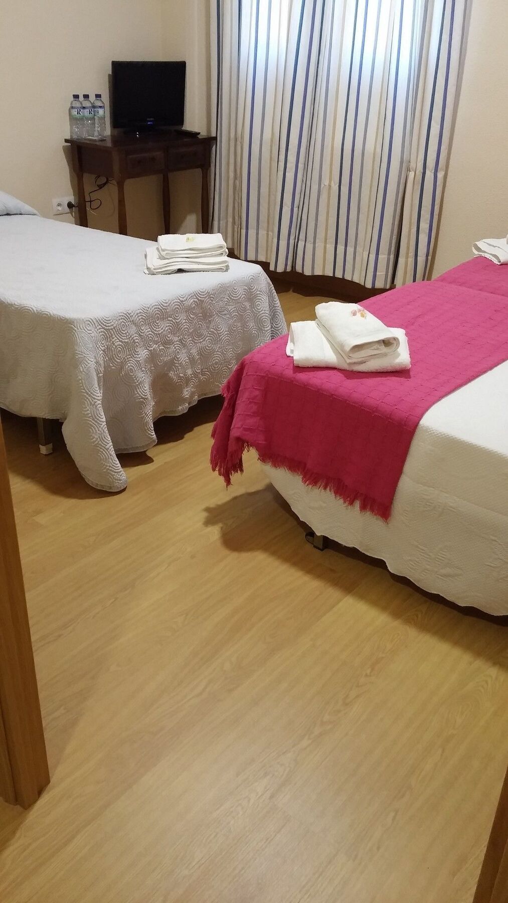 Hostal Hernan Cortes Caces Buitenkant foto