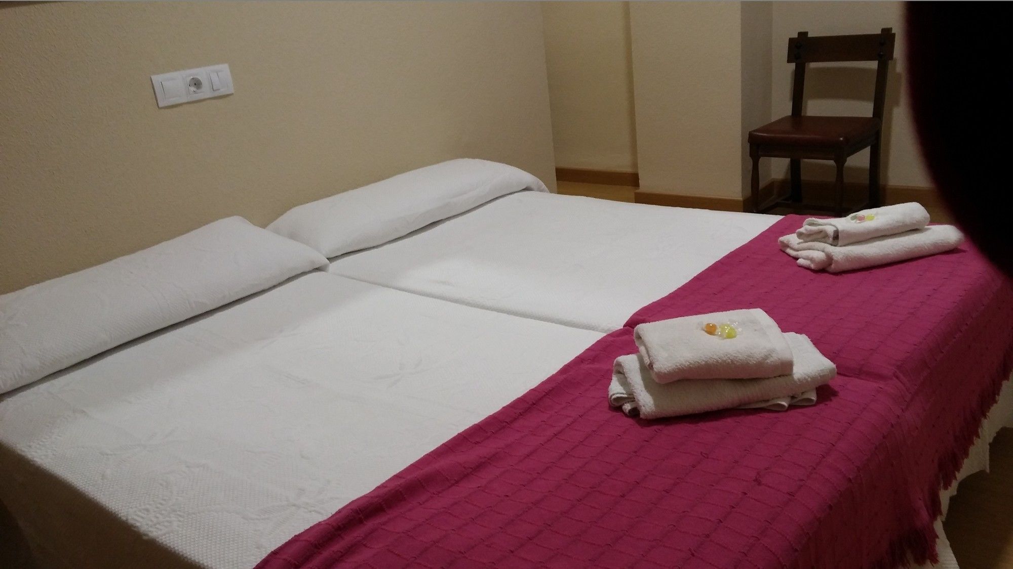 Hostal Hernan Cortes Caces Buitenkant foto