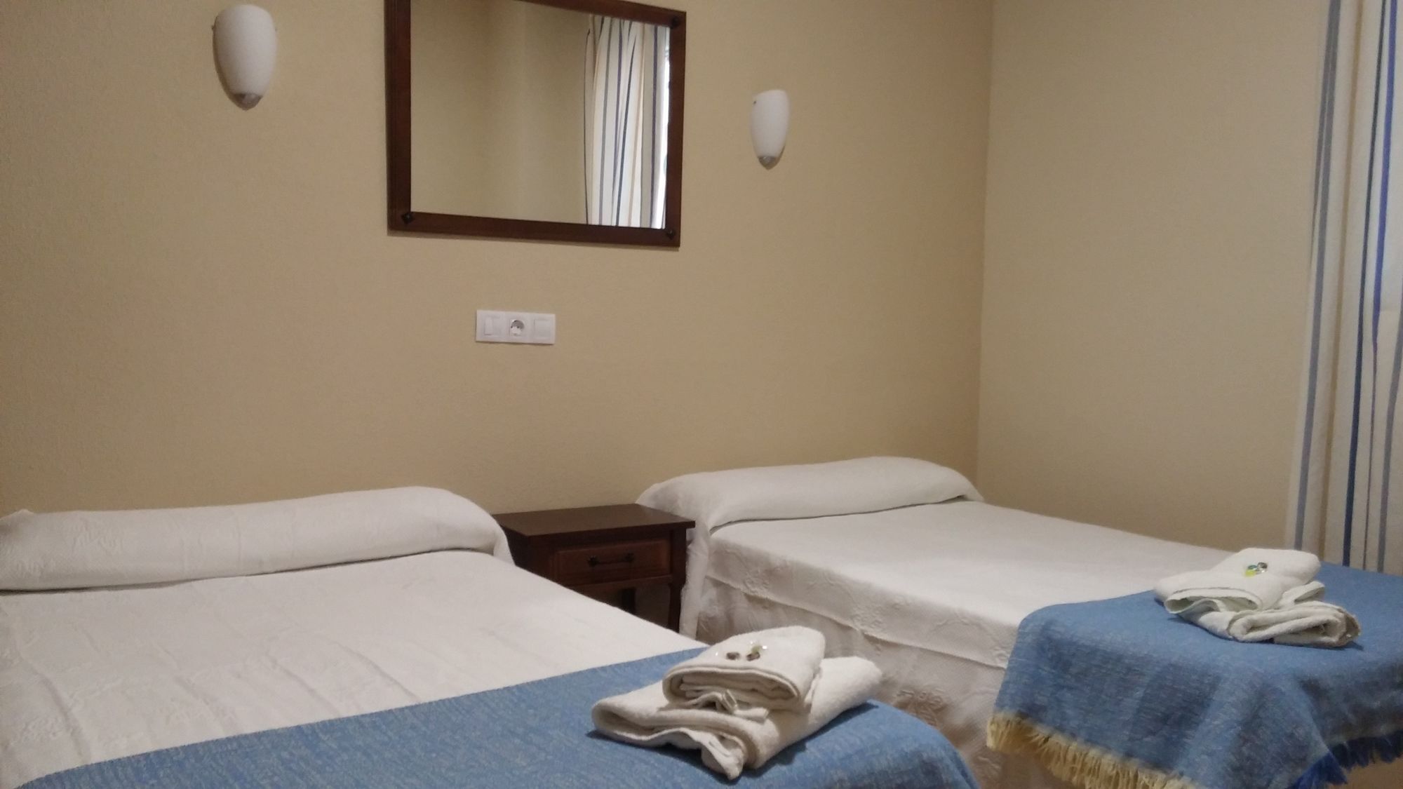 Hostal Hernan Cortes Caces Buitenkant foto