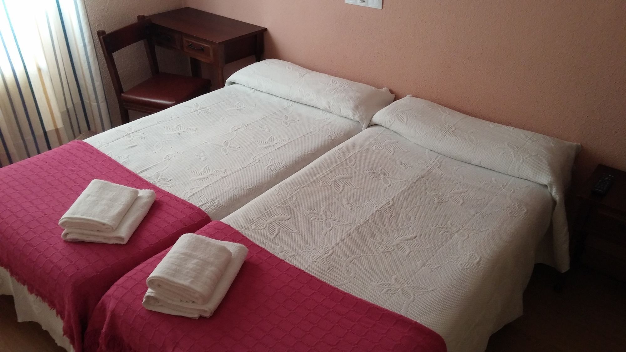 Hostal Hernan Cortes Caces Buitenkant foto